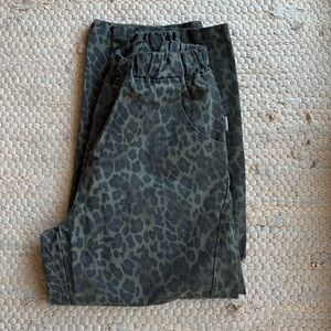 NWOT arc pant - fern leopard
